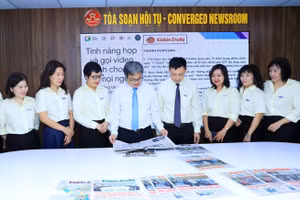 Phó Chủ tịch UBND Thành phố Trương Việt Dũng tham quan Báo Kinh tế và Đô thị và nghe báo cáo về mô hình Tòa soạn hội tụ.