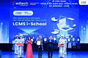 Ông Nguyễn Thái Dương - Quyền Giám đốc Vùng Hà Nội - đại diện DTP nhận giải thưởng. Ảnh: DTP. 