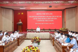 Tổng Bí thư Tô Lâm phát biểu chỉ đạo tại cuộc làm việc với Ban Thường vụ Tỉnh ủy Kiên Giang và Thường trực Tỉnh ủy An Giang. (Ảnh: Thống Nhất/TTXVN)