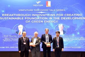 PGS.TS. Huỳnh Đăng Chính (ngoài cùng bên phải) tặng quà lưu niệm cho GS. Stanley M. Whittingham và GS. Martin Andrew Green trong sự kiện giao lưu tại Đại học Bách Khoa cuối năm 2023. Ảnh: VFP