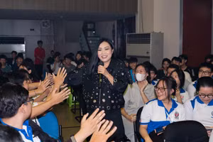 Ca sĩ Phương Thanh giao lưu cùng sinh viên Trường Đại học Sư phạm Kỹ thuật TPHCM. Ảnh: HCMUTE. 