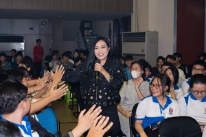 Ca sĩ Phương Thanh giao lưu cùng sinh viên Trường Đại học Sư phạm Kỹ thuật TPHCM. Ảnh: HCMUTE. 