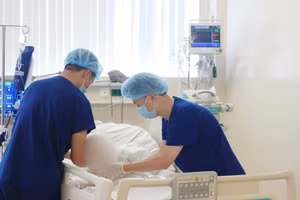 Bác sĩ Trần Thái Bảo cùng ê-kíp chăm sóc cho bệnh nhi.