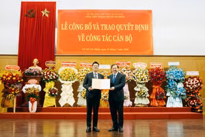 Thứ trưởng Tạ Quang Đông trao quyết định cho NSND Quốc Hưng.