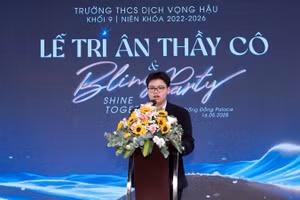 Em Hà Quang Hùng Anh - lớp trưởng lớp 9A5, đại diện học sinh khối 9 phát biểu tri ân.