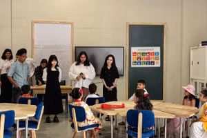 Thực tập sinh Thanh Thủy trình bày về các Mục tiêu Phát triển Bền vững của Liên Hợp Quốc tại sự kiện Global Village do AIESEC in India tổ chức. Ảnh: NVCC. 