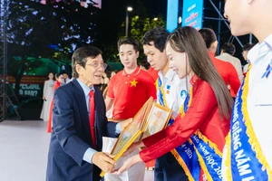 Trao thưởng cho các cá nhân đạt giải thưởng Sao Tháng Giêng tại buổi lễ. Ảnh: Thành đoàn TPHCM. 