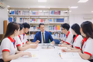 Sinh viên Viện Đào tạo Quốc tế - Trường Đại học Nguyễn Tất Thành trao đổi cùng giảng viên. Ảnh: NTTU. 