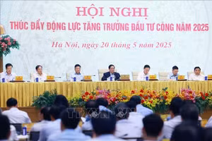 Thủ tướng Phạm Minh Chính và các Phó Thủ tướng chủ trì Hội nghị thúc đẩy động lực tăng trưởng đầu tư công năm 2025. (Ảnh: Dương Giang/TTXVN)