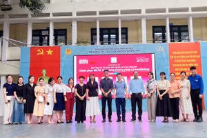 Diễn giả Hoàng Hưng Đức - Đại diện DOL English và BGH, các thầy cô giáo trường THPT Khương Hạ.