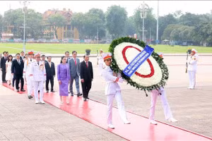 Thủ tướng Vương quốc Thái Lan Paetongtarn Shinawatra đến đặt vòng hoa và vào Lăng viếng Chủ tịch Hồ Chí Minh. (Ảnh: Phạm Kiên/TTXVN)