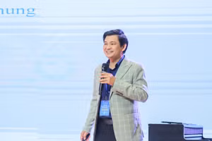 ThS Huỳnh Hoàng Cư - Trưởng khoa Nghệ thuật, Trường Đại học Văn Hiến trình bày tham luận "Âm sắc giọng hát cá nhân trong kỷ nguyên AI". Ảnh: VHU.