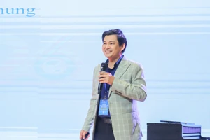 ThS Huỳnh Hoàng Cư - Trưởng khoa Nghệ thuật, Trường Đại học Văn Hiến trình bày tham luận "Âm sắc giọng hát cá nhân trong kỷ nguyên AI". Ảnh: VHU.