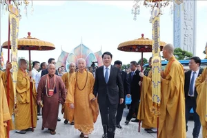 Chủ tịch nước Lương Cường và Trưởng lão hòa thượng Thích Trí Quảng, Pháp chủ Giáo hội Phật giáo Việt Nam dự khai mạc Đại lễ Phật đản Liên hợp quốc - Vesak 2025. Ảnh: Lâm Khánh/TTXVN.
