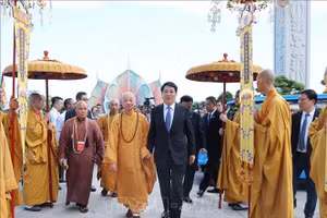 Chủ tịch nước Lương Cường và Trưởng lão hòa thượng Thích Trí Quảng, Pháp chủ Giáo hội Phật giáo Việt Nam dự khai mạc Đại lễ Phật đản Liên hợp quốc - Vesak 2025. Ảnh: Lâm Khánh/TTXVN.