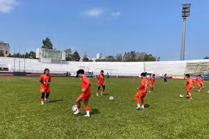 Đội tuyển U20 nữ Việt Nam đấu tập với CLB nữ TPHCM I trên sân Long An. 