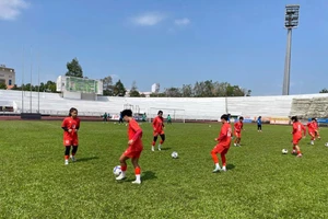 Đội tuyển U20 nữ Việt Nam đấu tập với CLB nữ TPHCM I trên sân Long An. 