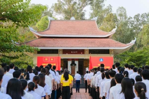 Sinh viên TPHCM chào cờ chào mừng Đại hội XIV của Đảng