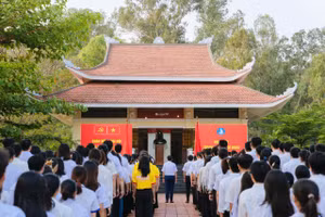 Sinh viên TPHCM chào cờ chào mừng Đại hội XIV của Đảng