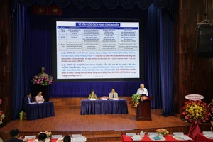 GS.TS Nguyễn Ngọc Trân - Nguyên Phó chủ nhiệm Ủy ban Đối ngoại Quốc hội báo cáo tham luận tại hội nghị. Ảnh: Lý Nguyên. 