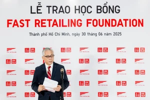 'Công ty mẹ' của UNIQLO trao học bổng toàn phần cho 12 em học sinh THPT