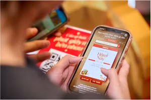 Người tiêu dùng trải nghiệm hoạt động “Lịch Tết Hôm Nay”.