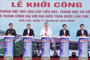 Tổng Bí thư Tô Lâm và các đại biểu phát lệnh khởi công xây dựng Trường Phổ thông nội trú liên cấp Tiểu học, Trung học cơ sở xã Ea Rốk (tỉnh Đắk Lắk). Ảnh: Thống Nhất/TTXVN