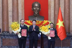 Chủ tịch nước Lương Cường trao quyết định bổ nhiệm Phó Chánh án Tòa án nhân dân Tối cao đối với các Thẩm phán Tòa án nhân dân Tối cao Lê Tiến (bìa trái) và Nguyễn Biên Thùy. Ảnh: TTXVN.