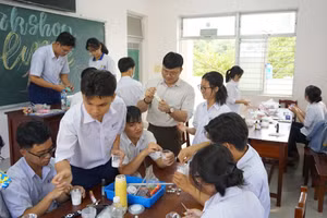 Học sinh trực tiếp thao tác với các dung dịch và vật liệu thí nghiệm dưới sự hướng dẫn của ThS Phú. Ảnh: NVCC.