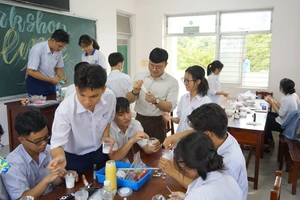 Học sinh trực tiếp thao tác với các dung dịch và vật liệu thí nghiệm dưới sự hướng dẫn của ThS Phú. Ảnh: NVCC.