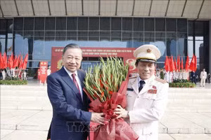 Đại tướng Lương Tam Quang, Uỷ viên Bộ Chính trị, Bí thư Đảng uỷ Công an Trung ương, Bộ trưởng Bộ Công an tặng hoa Tổng Bí thư, Chủ tịch nước Tô Lâm. Ảnh: Thống Nhất/TTXVN.