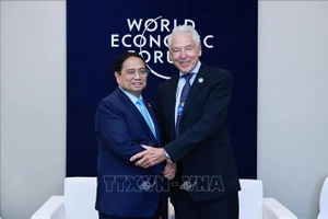 Thủ tướng Phạm Minh Chính gặp Chủ tịch lâm thời WEF Peter Brabeck-Letmathe. (Ảnh: Dương Giang/TTXVN)