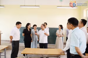 Đồng chí Quản Minh Cường khảo sát cơ sở vật chất tại Trường THCS Bãi Cháy.