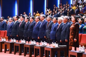 Tổng Bí thư, Chủ tịch nước Tô Lâm cùng các đại biểu thực hiện nghi lễ chào cờ. Ảnh: Dương Giang/TTXVN