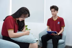 Sinh viên có nhiều nỗi lo, trong đó có chuẩn ngoại ngữ đầu ra, trước khi tốt nghiệp. Ảnh minh họa: T.T.