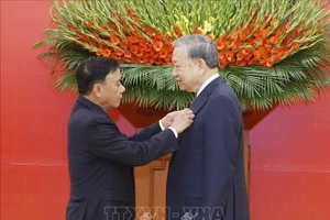 Đồng chí Trần Cẩm Tú, Uỷ viên Bộ Chính trị, Thường trực Ban Bí thư trao Huy hiệu Đảng tặng Tổng Bí thư Tô Lâm. Ảnh: Thống Nhất/TTXVN