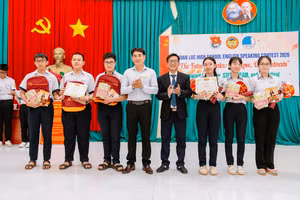 Trường Đại học Công nghệ Miền Đông trao giải cho học sinh. Ảnh: MIT UNI. 