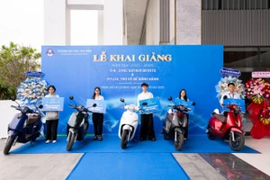 Tân sinh viên có điểm trúng tuyển từ 27,5 điểm trở lên được tặng học bổng 1 xe máy điện. Ảnh: VHU. 