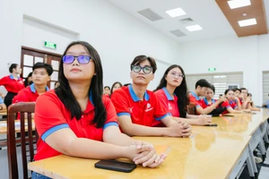 Các chiến sĩ hoa phượng đỏ tại sự kiện. Ảnh: Anh Thư. 