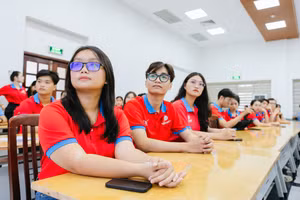 Các chiến sĩ hoa phượng đỏ tại sự kiện. Ảnh: Anh Thư. 