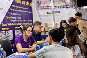 Nhiều thí sinh lo lắng khi điểm thi không đạt kỳ vọng, đối mặt với nguy cơ rớt ước mơ. Ảnh: Thùy Linh. 