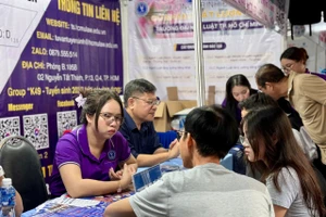 Nhiều thí sinh lo lắng khi điểm thi không đạt kỳ vọng, đối mặt với nguy cơ rớt ước mơ. Ảnh: Thùy Linh.