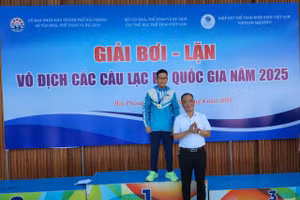 Giây phút nhận Huy chương Vàng tại giải Các CLB quốc gia bơi - lặn 2025 của Trần Nguyên Chương. Ảnh: NVCC. 