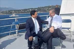 Thủ tướng Phạm Minh Chính gặp Tổng thống Costa Rica Rodrigo Chaves. (Ảnh: Dương Giang/TTXVN)