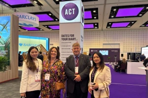 Lê Cẩm Khương chụp cùng bà Annette Spencer – CEO ACT ; Tiến sĩ Ian Padgin – Giảng viên Đại học Sheffield Hallam.