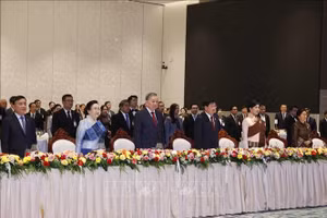 Tổng Bí thư Tô Lâm và Phu nhân, Tổng Bí thư Ban Chấp hành Trung ương Đảng Nhân dân Cách mạng Lào, Chủ tịch nước Cộng hòa Dân chủ Nhân dân Lào Thongloun Sisoulith và Phu nhân cùng các đại biểu thực hiện nghi lễ chào cờ. Ảnh: Thống Nhất/TTXVN.