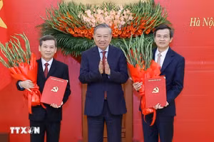 Tổng Bí thư Tô Lâm trao Quyết định của Bộ Chính trị cho các đồng chí Lê Minh Trí (bên trái) và Đoàn Minh Huấn (bên phải). (Ảnh: Thống Nhất/TTXVN)