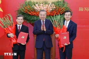 Tổng Bí thư Tô Lâm trao Quyết định của Bộ Chính trị cho các đồng chí Lê Minh Trí (bên trái) và Đoàn Minh Huấn (bên phải). (Ảnh: Thống Nhất/TTXVN)