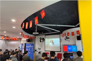 Chuyên gia AI quốc tế Rakhee Das phân tích về AI ứng dụng toàn cầu tại sự kiện diễn ra ở Aptech cơ sở 285 Đội Cấn.