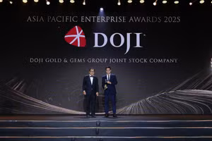 Đại diện Tập đoàn DOJI, ông Trần Trọng Hùng - Phó Tổng Giám đốc, nhận biểu trưng tại APEA 2025.